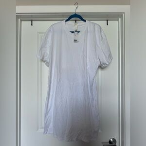 White T-shirt, dress peekaboo back knee length